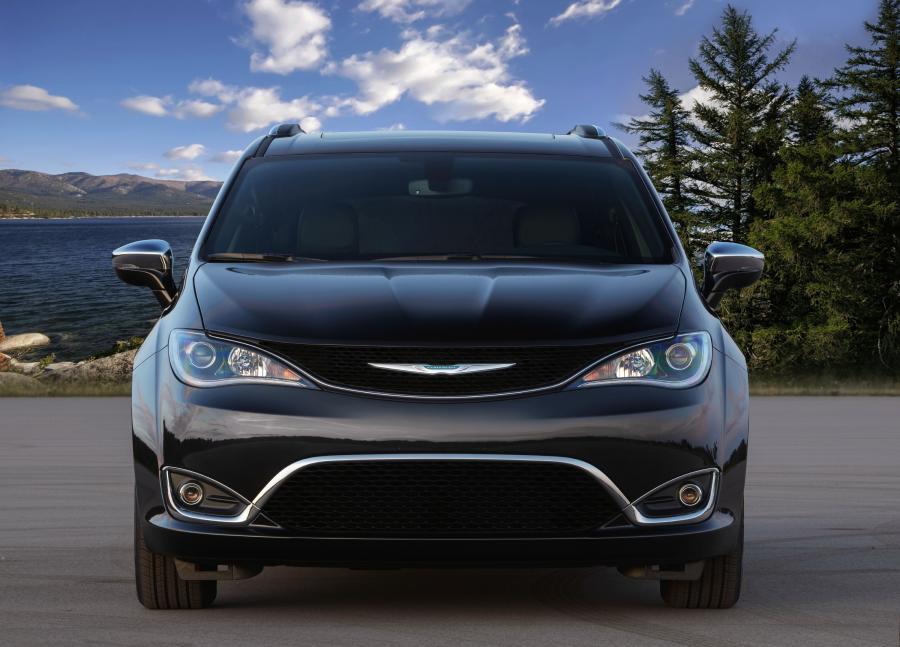  Chrysler Pacifica Hybrid Limited 35th Anniversary (RU) 2019 года  (фото 3 из 4)
